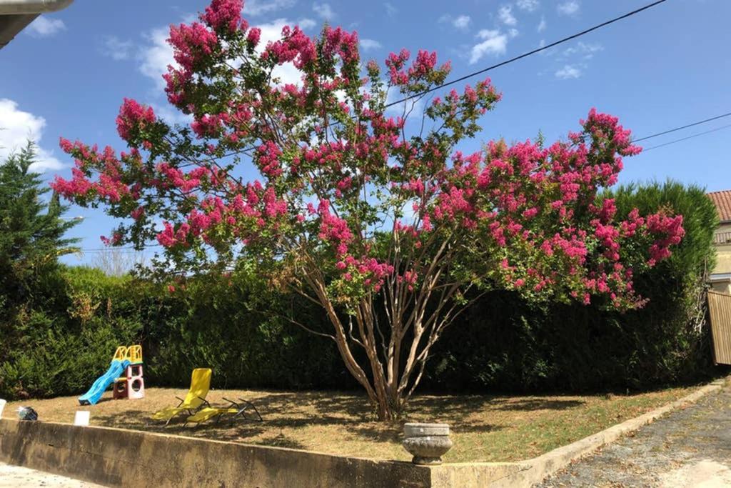 Au Lilas Rose Maison Entre Campagne Et Village Belves Exterior photo